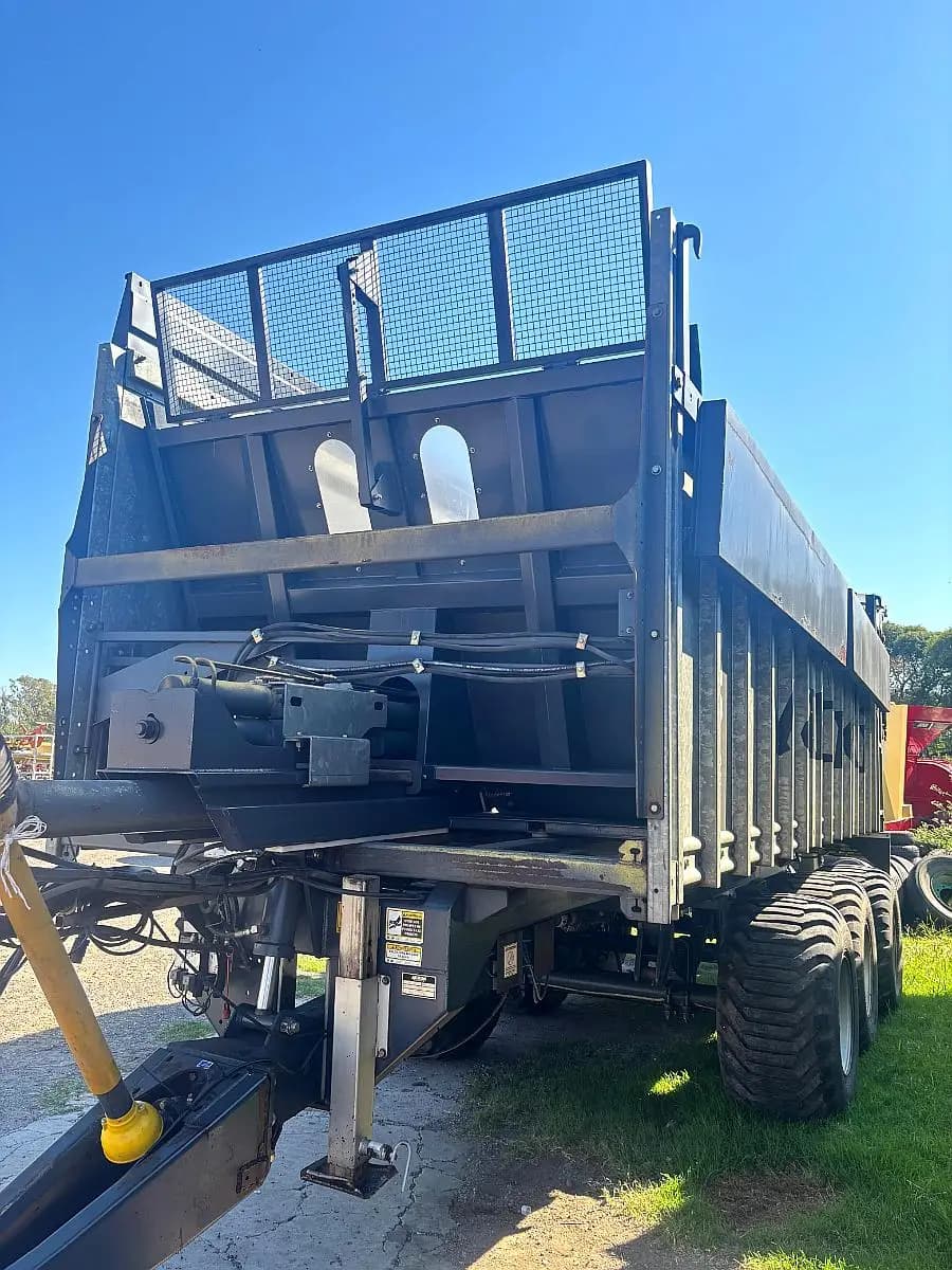 Carro Compactador y Esparcidor Usado akron Mod CC38100 — foto 1