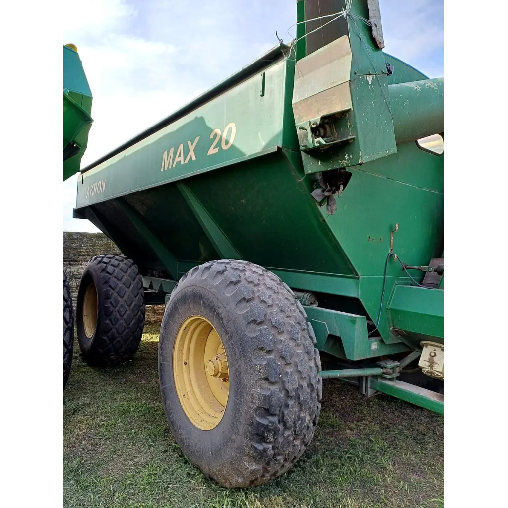 Tolva Autodescargable Usada Akron TAD 20 con Neumaticos . y Balanza