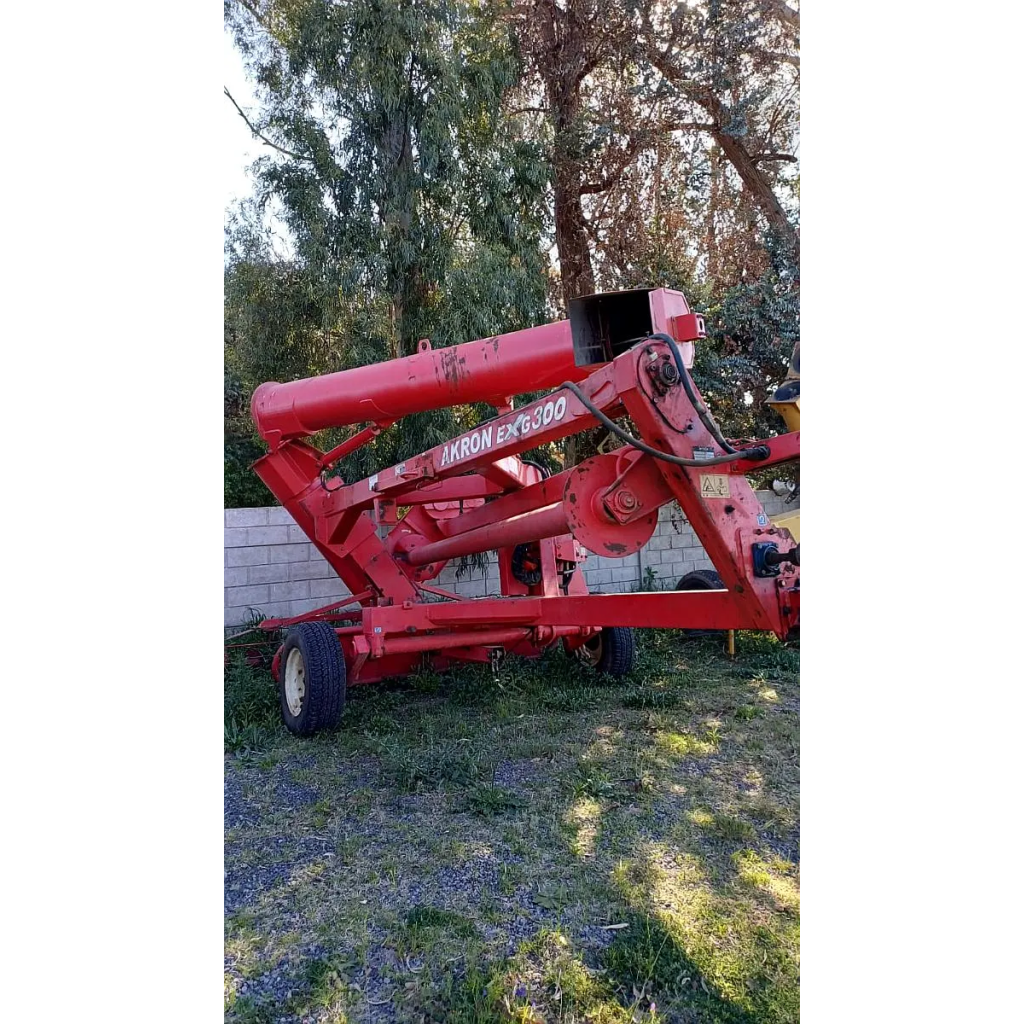 Extractora De Granos Usada Marca Akron Modelo EXG 300 Con neumaticos